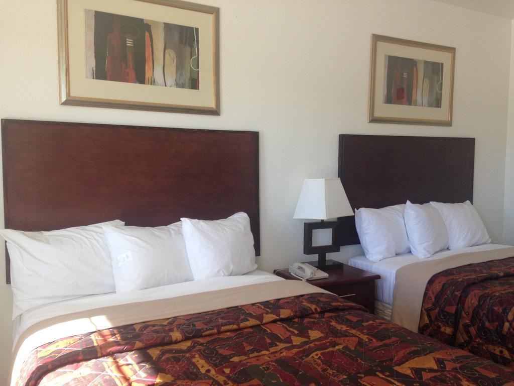 America Inn & Suites Ridgecrest Quarto foto